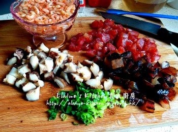 step2: 短臘腸同臘肉用熱水沖一沖洗再切粒 , 冬菇切粒 , 蔥洗淨切粒