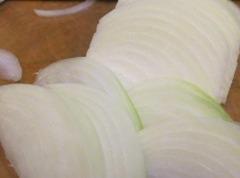 step7: － 洋蔥去皮切絲