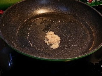 step4: 穫倒掉熱水，拌乾後，放少許橄欖油，放蒜蓉，爆香