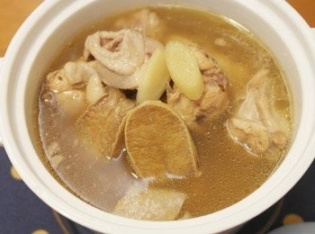 step6: 雞肉燉煮得非常軟嫩，一咬下去肉就化開來了呢!!!湯頭除了雞肉香味外還帶著鮑魚的鮮味唷 ♡