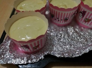 step1: 牛油和酸忌廉放在室温。