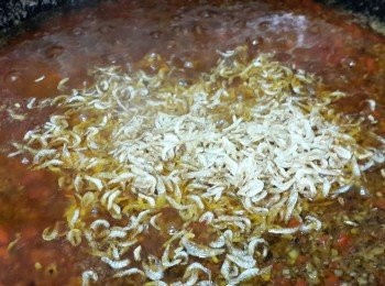 step14: 最後倒入炒香的蝦皮，用中火煮多5分鐘【要不時候翻動鑊鏟，防止燒焦】