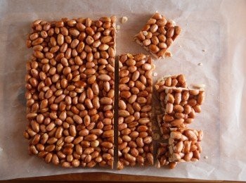 step6: 趁花生糖還有一點溫度的時候就可以用菜刀切成妳喜歡的大小，最後再將花生糖完全靜置冷卻就完成了喔。