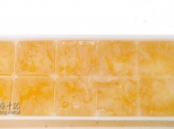 step4: 最後加入綠茶冰塊攪勻便可飲用！