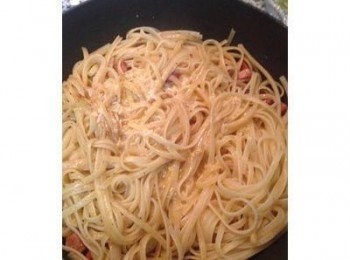 step4: 當鍋子不再冒煙後將蛋汁倒入後馬上劃圓攪勻，並加入巴西里末，試味道，不夠鹹可略加點鹽<span class="group_2">調味</span>即可盛盤，在麵上撒上帕馬森起司粉和少許黑胡椒粉，傳統義大利Cabonara 上菜。