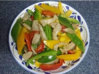 step3: 鍋倒入1湯匙油，加入指天椒爆香，落干蔥頭碎炒勻，倒入象拔蚌炒香，然後加入三色甜椒快炒炒1分鐘，落魚露調味炒勻即可