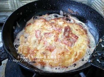 step10: 鑊中加入油燒熱 , 將適量材料放入鑊中用慢火慢慢煎至兩面金黃色即可