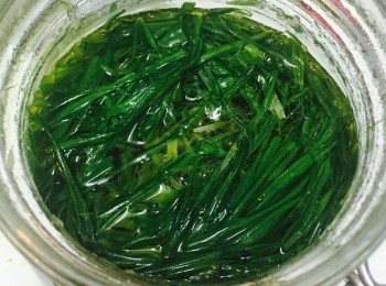 step3: 鍋中注入油，開火加熱至插入筷子時會冒小氣泡，熄火後直接將油倒入薑葱容器內至全部薑葱被熱油覆蓋。趁熱拌勻試味，如不夠鹹再加入剩餘的半茶匙鹽，拌勻即可。