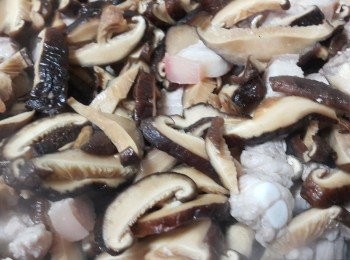 step3: 待步驟1約7分熟後將步驟2加入一起拌炒(加入甘草片,及所有調味料)