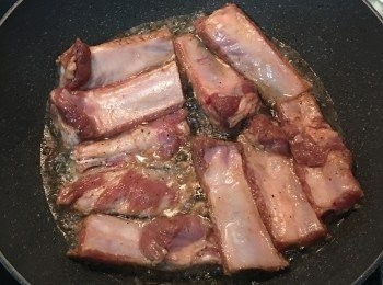 step2: 鍋燒熱，放入適量的油，以中小火半煎炸的方式煎香排骨，ㄧ開始肉多的那面朝下，慢慢煎，不要急著翻面。