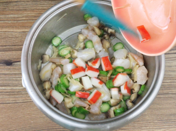 step2: 燒熱油，落你喜愛的材料及少許薑汁／薑片炒。