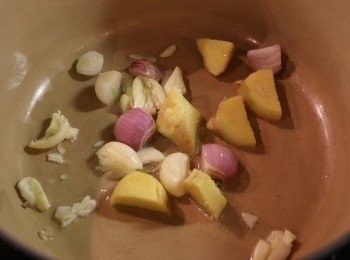 step5: 取另一鍋（砂鍋或鑄鐵鍋）加少許油燒熱，放入已切好的薑塊、 蒜和紅蔥頭炒香。