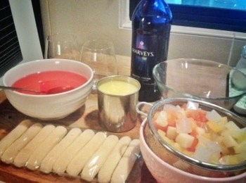 step1: 預備材料：海綿蛋糕切小塊，鮮奶油用電動攪拌器打發呈乳狀，放入冰箱備用，用水加喱啫粉拌勻待涼（份量依盒上說明），罐頭雜果瀝乾水份