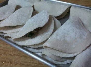 step3: 取一小湯匙的餡料置於餃子皮的中央再對摺起來