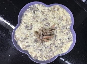 step4: 倒入碟中掃平表面，再放少少蟹肉鋪面。
放入蒸爐100C 蒸12-15分鐘。
出爐後，灑上蔥花，將熟油贊上。
再加上豉油即可