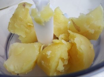 step1: 將馬鈴薯烚熟，去皮。