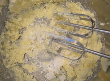 step3: 將糖粉或幼砂糖分2次加入，每次加入時用電動打蛋器攪拌均勻，並攪打至蓬鬆狀。