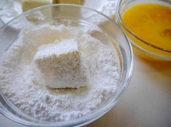 step2: *豆腐稍微用紙巾吸水後切成六塊，這個size最剛好，四塊媽咪覺得太大。