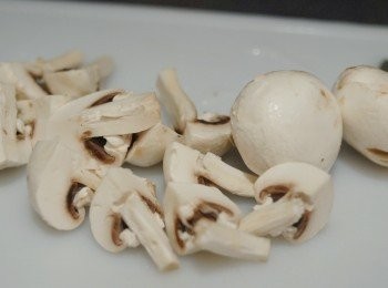 step1: 先將磨菇洗淨，切片或切小塊