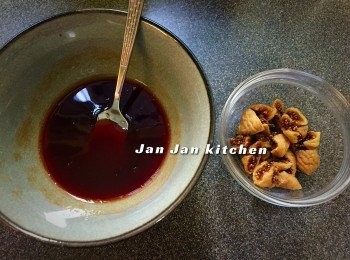step4: 無花果乾切粒。調味料先混合好。