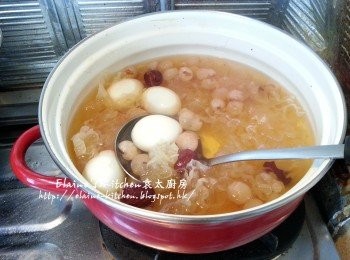 step8: 滾後蓋上蓋轉慢火煲5分鐘 , 再熄火焗10分鐘即可