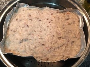 step8: 模具抹油後填入<span class="group_2">粉漿</span>，中火蒸1小時後悶20分鐘即可從蒸籠拿出來放涼。