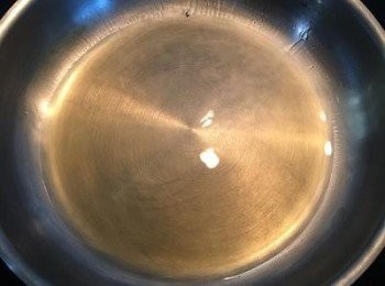 step10: 蒸魚到10分鐘時，就可以用一小鍋燒些香油，油量不要太少，否則油容易被鍋子吃掉。香油燒到外圍有小冒煙即可，不要過度加熱。
