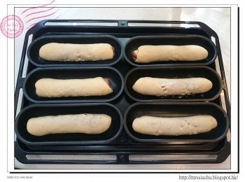 step6: 把麵團放回熱狗模, 放入水波爐35度第二次發酵約45分鐘。
