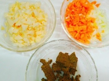 step1: 將竹筍和洋蔥和紅蘿蔔都切成小丁狀