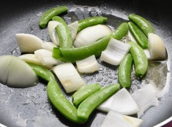 step5: 備鍋熱油，放入奶油將甜豆及洋蔥拌炒