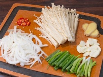 step3: 把金菇去除尾部撕成一束束、把洋蔥切條、把薑和蒜頭切片、把蔥分成蔥白和青的部份分別切段、把紅辣椒切圈備用。