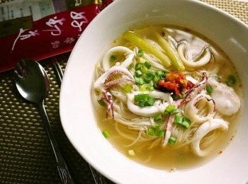 step6: 喜歡吃辣的~可以加點蒜蓉辣椒唷，超鮮甜又美味的透抽麵線輕鬆上桌!