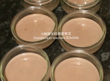 step4: 準備小杯，如果想隔著做白色和啡色兩層至四層的話，需時比較耐。
將適量朱古力奶倒入杯內後冷藏，待表面凝結後再倒入適量白色牛奶，重複動作直至小杯添滿，冷藏即可。

想慳時間和步驟可以將朱古力味和牛奶味分開，不做層次效果就可以，隨個人喜好吧。