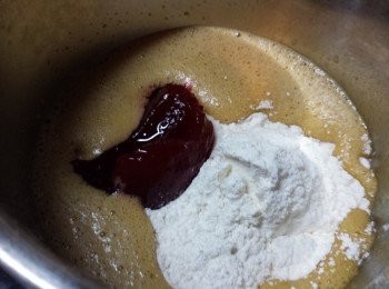 step3: 篩入自發粉及果醬拌勻。