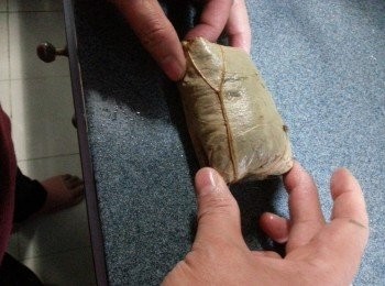 step19: 再卷起,將多餘的荷葉摺入