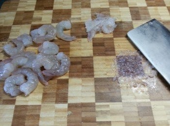 step1: 急凍蝦仁解凍後,用1茶匙生粉擦洗,再沖水洗淨,用廚房紙索乾水份,用刀邊拍扁,再用刀背剁碎