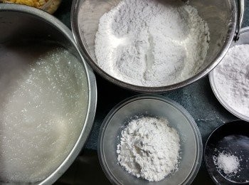step3: 將約1/4蘿蔔切幼絲或刨絲,用100g食用凍開水打成汁,打汁後加入開粉漿料拌勻