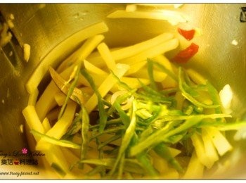 step5: 接著加入醋後,翻炒約1分鐘 轉速1/1分/蒸煮鍵/迴轉鍵,建議用米醋,味道會較溫和.
最後加入青龍椒絲和鹽再翻炒 轉速1/30秒~1分/蒸煮鍵/迴轉鍵.
再依個人承受辣度酌量添加辣椒油(不加也可).