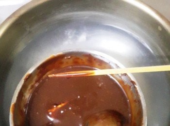 step9: 巧克力溶化備用~準備竹籤沾上巧克力