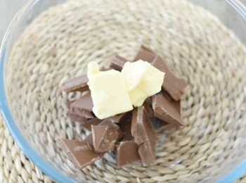 step2: 將巧克力與無鹽奶油放入微波爐 （或用隔水加熱法）溶化巧克力，拌勻備用