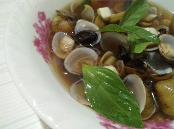 step3: 等待水滾沸後，放入黃金蜆，再轉至中小火(大火會讓黃金蜆肉變乾、老)，加入少許塩巴，慢慢加溫待黃金蜆打開後，關火，最後放入九層塔裝飾，即可盛鍋享用老祖宗傳下來的養生保肝法-塔香黑蒜白蒜黃金蜆湯。