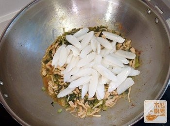 step6: 加入熱水(至微微蓋過材料) 和上海年糕，蓋上鑊蓋1分鐘