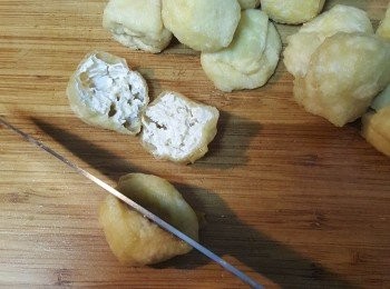 step1: 煲一鍋滾水加入豆卜煮2分鐘，取出用水沖洗乾淨和榨乾水份，切開一半備用