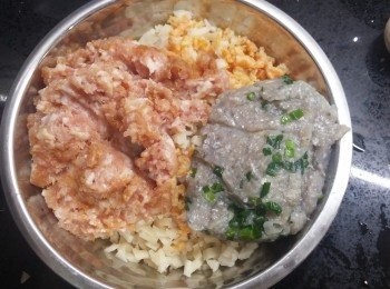 step2: 預備1個大碗，將蓮藕粒，豬肉碎，魚肉，蝦米粒，雞蛋及<span class="group_3">調味料</span>一同拌勻