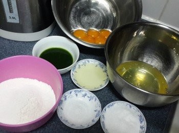 step2: 材料：蛋黃麵糊: 打蛋，分開蛋黃及蛋白，分別放入乾淨攪拌盆內。 低筋麵粉過篩備用。
