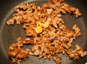 step2: 起油鍋，將豬肉絲下鍋拌炒至5分熟後加入蒜頭一起炒香。