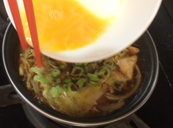 step6: 用筷子幫手倒入一半蛋汁，以順時針方向倒入鍋邊。