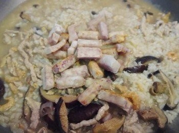 step6: *開鍋放入芋頭，以及500ml水。一小匙鹽，白胡椒一大匙<span class="group_3">調味</span>。蓋鍋繼續小火悶煮15分。