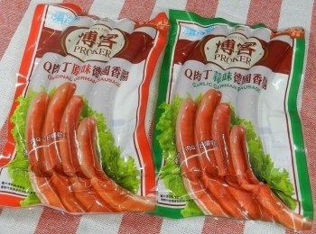 step1: 博客Q肉丁德國香腸有原味及蒜味二種口味可選擇，可依據自己的喜好選用喔！！ Q彈多汁的德國香腸是我們家孩子的最愛，所以今天就用博客Q肉丁原味德國香腸，來做一道鹹派吧!!