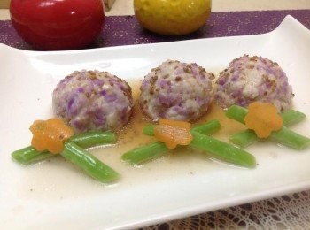 step3: 四季豆、紅蘿蔔川燙，擺盤，淋上和風醬、芝麻